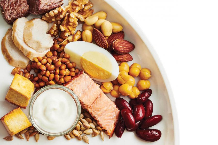 Plate of meats, fish and legumes.