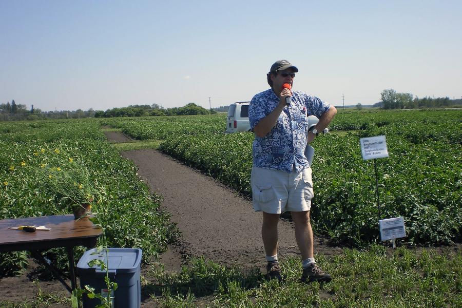 Dr Mario Tenuta lectures from a field