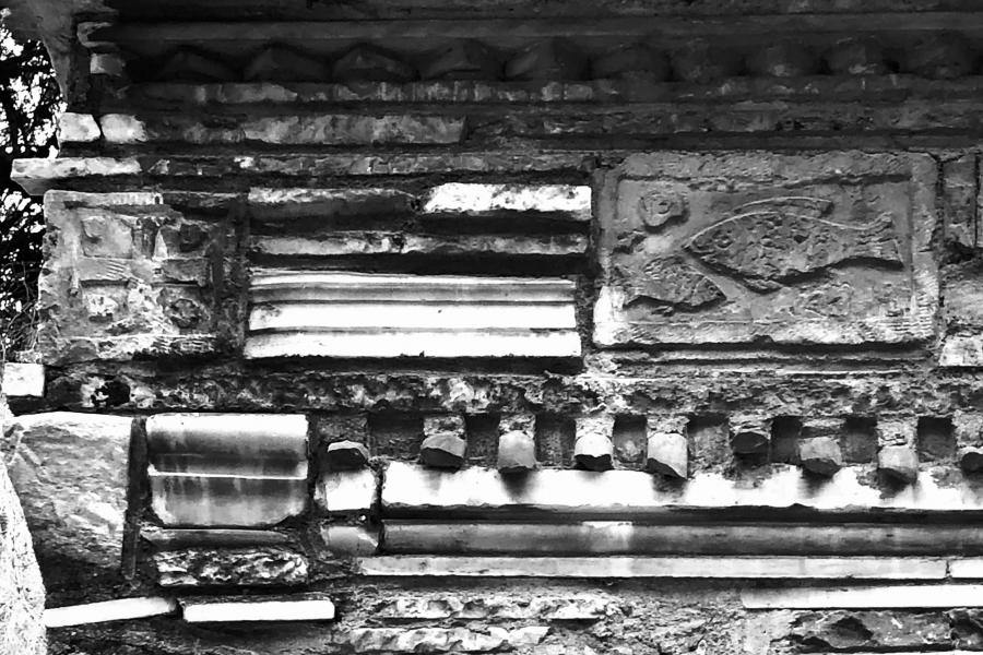 A stone wall with different shapes and patterns