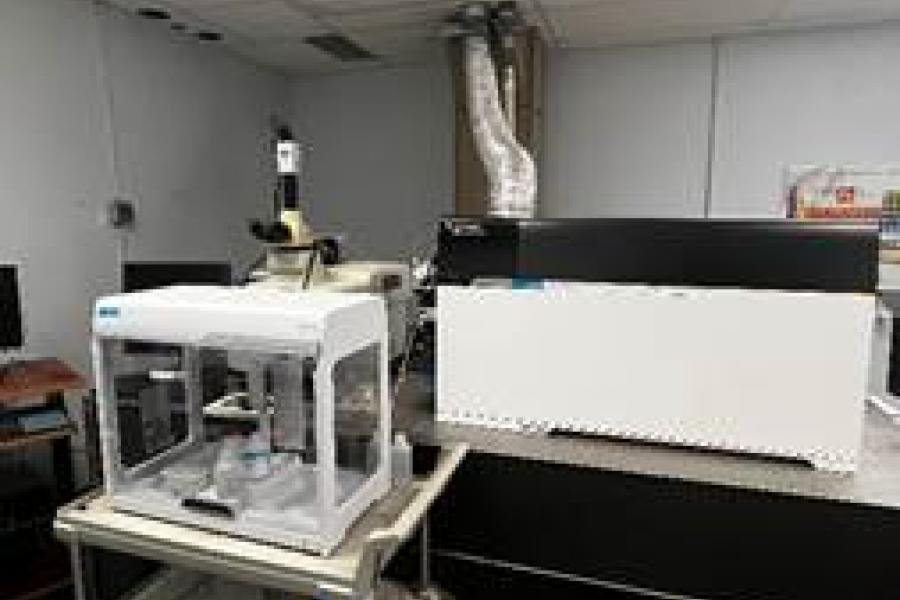 a picture of an instrument at the la-icp-ms lab at the u of m