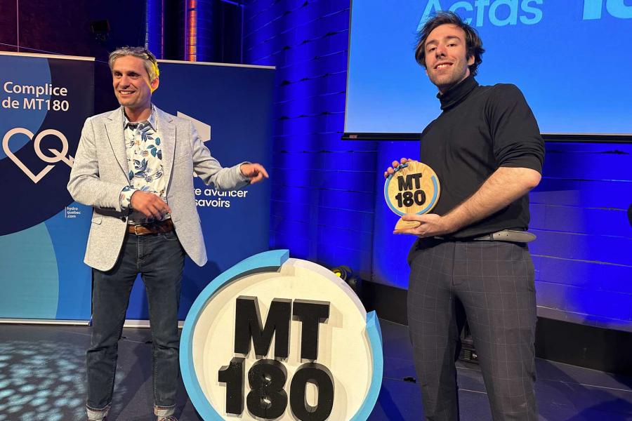 Ma thèse en 180 secondes national third place winner Aurélien Caron holding his award.