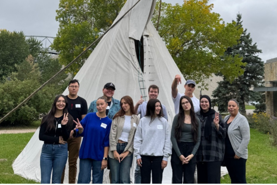 The 2025–26 Neechiwaken mentor team poses for a group photo.