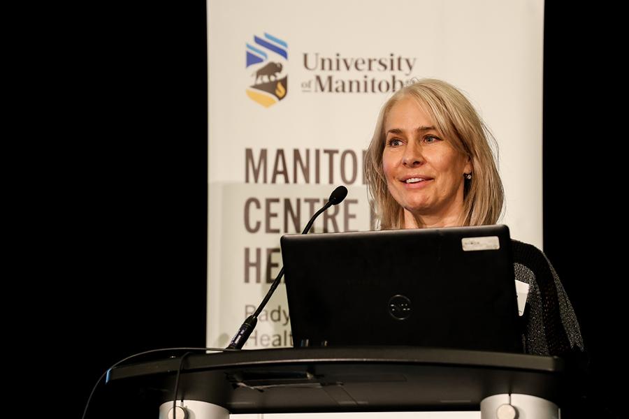 Linette Siragusa at podium