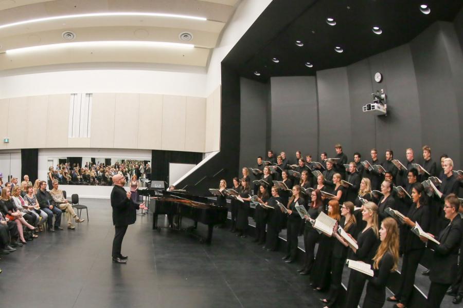 A performance by the Desautels Faculty of Music .