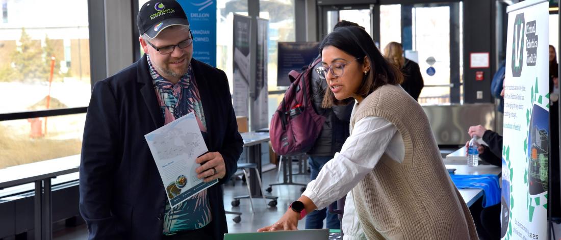 Two persons talking about a software during the smartpark event.