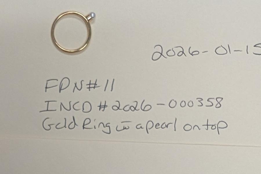 Gold ring with a pearl