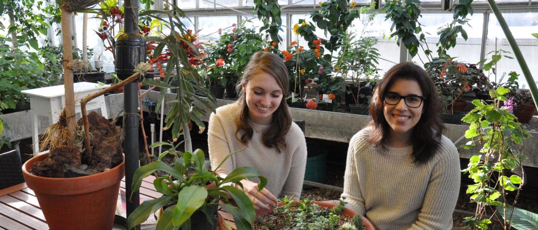 New Student and Peer Mentor visit the U of M greenhouse together.