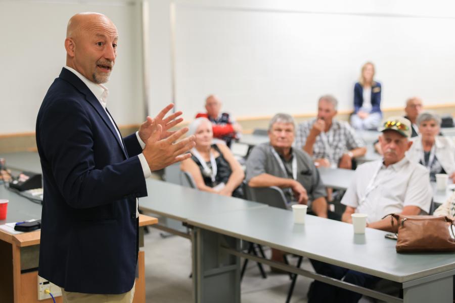 Dean Nazik speaking to the School of Agriculture Class of 1976